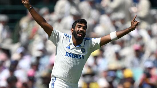 ఆస్ట్రేలియా గడ్డపై ఆ జట్టుతో టెస్టు సిరీస్‍లో భారత పేసర్ జస్‍ప్రీత్ బుమ్రా అద్భుత బౌలింగ్‍తో అదరగొడుతున్నాడు. ప్రస్తుతం సిడ్నీ వేదికగా జరుగుతున్న ఐదో టెస్టుకు కెప్టెన్సీ చేస్తున్న బుమ్రా.. తొలి ఇన్నింగ్స్‌లో రెండు వికెట్లు తీశాడు. ఈ క్రమంలో చరిత్ర సృష్టించాడు.