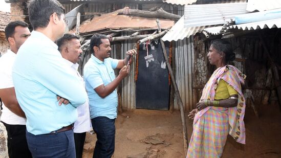 సర్వే వివరాలతో పాటు ఇందిర్మ కమిటీల సాయంతో గ్రామసభ ద్వారా లబ్ధిదారుల జాబితాను రూపొందిస్తారు. ఈ జాబితాను ఆయా జిల్లా కలెక్టర్లకు పంపిస్తారు. సర్వే వివరాలతో పాటు ఇందిర్మ కమిటీల సాయంతో గ్రామసభ ద్వారా లబ్ధిదారుల జాబితాను రూపొందిస్తారు. ఈ జాబితాను ఆయా జిల్లా కలెక్టర్లకు పంపిస్తారు. 