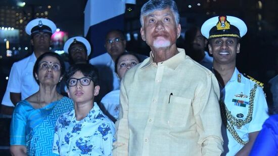 నావికాదళం విన్యాసాలు వీక్షిస్తున్న సీఎం చంద్రబాబు