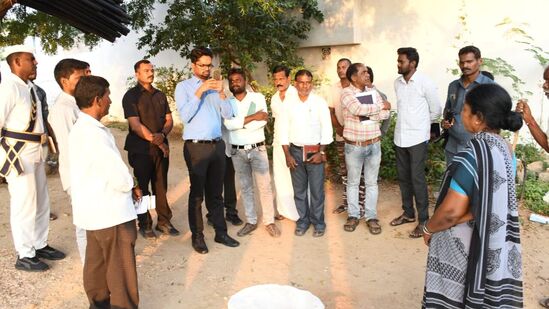 ఈ కొత్త ఏడాదిలోనే ఇందిరమ్మ ఇండ్ల నిర్మాణం షురూ కానుంది. అంతేకాకుండా… త్వరలోనే ఫిర్యాదుల కోసం టోల్ ఫ్రీ నెంబర్ తో పాటు ప్రత్యేక వెబ్సైట్ ను అందుబాటులోకి రానుంది. రాష్ట్రంలోని ఏ మారుమూల తండా, లేదా గ్రామం నుంచైనా ఫిర్యాదు చేస్తే తక్షణం స్పందించి చర్యలు తీసుకునేలా ఈ వ్యవస్థను తీసుకురానుంది. ఈ మేరకు ప్రభుత్వం కసరత్తు చేస్తంది. ఈ కొత్త ఏడాదిలోనే ఇందిరమ్మ ఇండ్ల నిర్మాణం షురూ కానుంది. అంతేకాకుండా… త్వరలోనే ఫిర్యాదుల కోసం టోల్ ఫ్రీ నెంబర్ తో పాటు ప్రత్యేక వెబ్సైట్ ను అందుబాటులోకి రానుంది. రాష్ట్రంలోని ఏ మారుమూల తండా, లేదా గ్రామం నుంచైనా ఫిర్యాదు చేస్తే తక్షణం స్పందించి చర్యలు తీసుకునేలా ఈ వ్యవస్థను తీసుకురానుంది. ఈ మేరకు ప్రభుత్వం కసరత్తు చేస్తంది.