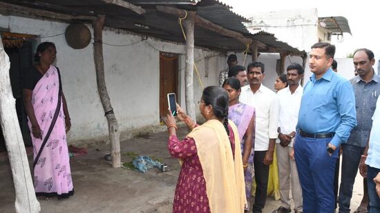  తొలి విడతలో సొంత స్థలం ఉన్నవారికే ప్రాధాన్యత ఉంటుందని ఇప్పటికే రాష్ట్ర ప్రభుత్వం ప్రకటించిన సంగతి తెలిసిందే. ఆ తర్వాత దశలో స్థలంతో పాటు ఇంటి నిర్మాణానికి ప్రభుత్వం తరపున సాయం అందిస్తామని చెప్పింది. ఈ క్రమంలో.. ఈ విడతలో ఖాళీ జాగా ఉన్న వారికే అత్యధికంగా స్కీమ్ కు అర్హత సాధించే అవకాశం ఉంది. తొలి విడతలో సొంత స్థలం ఉన్నవారికే ప్రాధాన్యత ఉంటుందని ఇప్పటికే రాష్ట్ర ప్రభుత్వం ప్రకటించిన సంగతి తెలిసిందే. ఆ తర్వాత దశలో స్థలంతో పాటు ఇంటి నిర్మాణానికి ప్రభుత్వం తరపున సాయం అందిస్తామని చెప్పింది. ఈ క్రమంలో.. ఈ విడతలో ఖాళీ జాగా ఉన్న వారికే అత్యధికంగా స్కీమ్ కు అర్హత సాధించే అవకాశం ఉంది. 