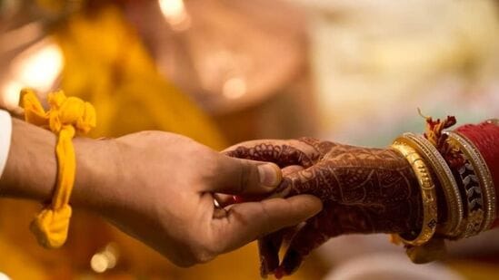 వాస్తు శాస్త్రం ప్రకారం వివాహానికి సంబంధించిన సమస్యలను తొలగించడానికి, ఇంటి గుడిలో సితారాముల చిత్రాన్ని కచ్చితంగా ఉంచండి. ఆ చిత్రం ముందు రెండు చేతులు జోడించి ‘సుని సియా సత్య అసి హమారీ / పూజి మనకమన తిహారి’ అని శ్లోకం చెప్పండి వాస్తు శాస్త్రం ప్రకారం వివాహానికి సంబంధించిన సమస్యలను తొలగించడానికి, ఇంటి గుడిలో సితారాముల చిత్రాన్ని కచ్చితంగా ఉంచండి. ఆ చిత్రం ముందు రెండు చేతులు జోడించి ‘సుని సియా సత్య అసి హమారీ / పూజి మనకమన తిహారి’ అని శ్లోకం చెప్పండి