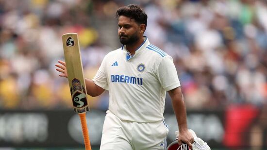 సెకండ్ ఇన్నింగ్స్‌లో 33 బాల్స్‌లోనే 61 ప‌రుగులు చేశాడు పంత్‌. అత‌డి ఇన్నింగ్స్‌లో &nbsp;ఆరు ఫోర్లు, నాలుగు సిక్స‌ర్లు ఉన్నాయి.&nbsp;