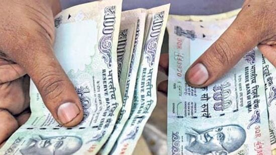 బాల్ జీవన్ బీమ్ పాలసీ ముఖ్యాంశాలు &nbsp;పాలసీదారుడి(తల్లిదండ్రులు) గరిష్టంగా ఇద్దరు పిల్లలు అర్హులు5-20 సంవత్సరాల మధ్య వయస్సు గల పిల్లలు అర్హులుపాలసీదారుడి వయస్సు 45 సంవత్సరాలు మించకూడదు.పాలసీదారుడు మరణిస్తే, పిల్లల పాలసీపై ఎటువంటి ప్రీమియం చెల్లించాల్సిన అవసరం లేదు. పాలసీ వ్యవధి పూర్తయిన తర్వాత పూర్తి మొత్తం, బోనస్ చెల్లిస్తాయి.&nbsp;పాలసీదారుడు పిల్లల పాలసీ ప్రీమియం చెల్లిస్తారు. దీనిపై రుణ సదుపాయం లేదుసరెండర్ సదుపాయం అందుబాటులో లేదుపిల్లలకు ఎలాంటి వైద్య పరీక్ష అవసరం లేదు. అయితే, బిడ్డ ఆరోగ్యంగా ఉండాలి. ప్రపొజల్ ఆమోదించిన రోజు నుంచి రిస్క్ కవర్ ప్రారంభ అవుతుంది.&nbsp;చివరి బోనస్ రేటు సంవత్సరానికి రూ.1000 మొత్తానికి రూ. &nbsp;48 బోసన్ అందించారు.&nbsp;&nbsp;