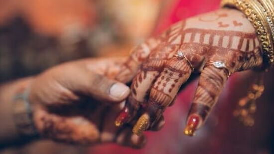 ఒక అమ్మాయికి దాంపత్య జీవితంలో సమస్యలు ఎదురైతే ప్రతిరోజూ కొంత సేపు ఇంటి వాయవ్య దిశలో కూర్చోవాలి. ఒక అమ్మాయికి దాంపత్య జీవితంలో సమస్యలు ఎదురైతే ప్రతిరోజూ కొంత సేపు ఇంటి వాయవ్య దిశలో కూర్చోవాలి.