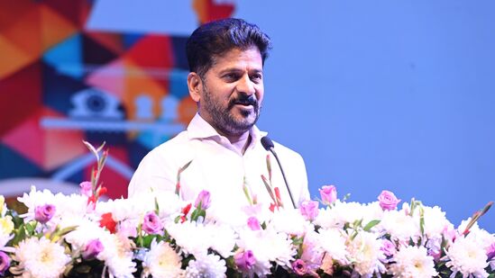 తెలంగాణ యువతకు అండగా నిలవాలన్న లక్ష్యంతో జాబ్ క్యాలెండర్ ప్రకారం ప్రభుత్వ ఉద్యోగ ఖాళీలను భర్తీ చేసేందుకు అన్ని రకాల చర్యలు చేపడుతున్నామని ముఖ్యమంత్రి రేవంత్ రెడ్డి చెప్పారు. ప్రజాభవన్లో జరిగిన రాజీవ్ గాంధీ అభయహస్తం చెక్కుల పంపిణీ కార్యక్రమంలో సీఎం పాల్గొన్నారు. <p>తెలంగాణ యువతకు అండగా నిలవాలన్న లక్ష్యంతో జాబ్ క్యాలెండర్ ప్రకారం ప్రభుత్వ ఉద్యోగ ఖాళీలను భర్తీ చేసేందుకు అన్ని రకాల చర్యలు చేపడుతున్నామని ముఖ్యమంత్రి రేవంత్ రెడ్డి చెప్పారు. ప్రజాభవన్లో జరిగిన రాజీవ్ గాంధీ అభయహస్తం చెక్కుల పంపిణీ కార్యక్రమంలో సీఎం పాల్గొన్నారు.</p>