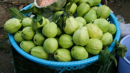 జామకాయ పోషక విలువ: జామకాయలో విటమిన్ C, B, ప్రొటీన్, ఫైబర్, కాల్షియం, మెగ్నీషియం, లైకోపెన్ వంటి పోషకాలు ఉండటంతో చర్మారోగ్యానికి చాలా మంచిది.
