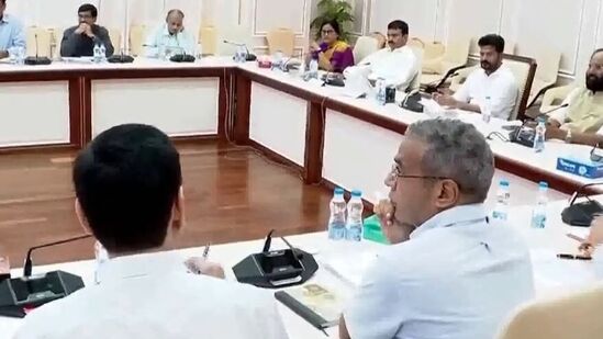 రేషన్ కార్డులను రీడిజైన్‌ చేసి ఫిజికల్‌ కార్డులు ఇవ్వాలని తెలంగాణ సర్కార్ నిర్ణయించింది. ఇప్పటికే పలు డిజైన్లను పరిశీలించినట్లు తెలిసింది. వీటిలో ఏదో ఒక దానికి గ్రీన్ సిగ్నల్ ఇచ్చే అవకాశం ఉంది.