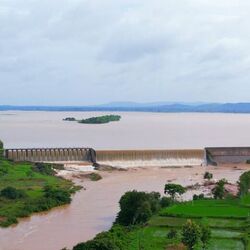 <p>పోచారం రిజర్వాయర్.. మెదక్ నుండి 20 కిలోమీటర్ల దూరంలో ఉంటుంది. ఈ జలాశయం ఒక చిన్న జంతు అభయారణ్యం. ఇక్కడ బోటింగ్ చేయవచ్చు, పక్షులను చూడవచ్చు. ప్రకృతిని ఆస్వాదించవచ్చు.</p>