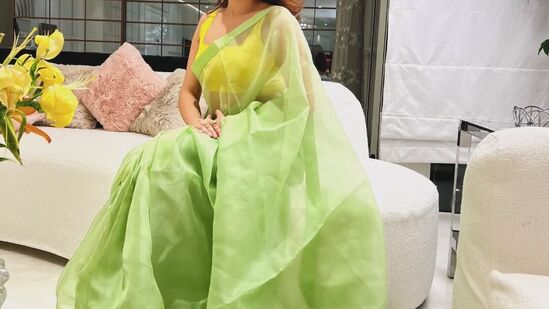 ఆకుపచ్చ కాటన్ చీరకు లేత పసుపు రంగు స్లీవ్ లెస్ బ్లౌజ్‌తో మ్యాచ్ చేసి వావ్ అనిపించింది అంకితా లోఖండే. ఇది నిజంగా చాలా చాలా ఆకర్షణీయంగా కనిపిస్తుంది.