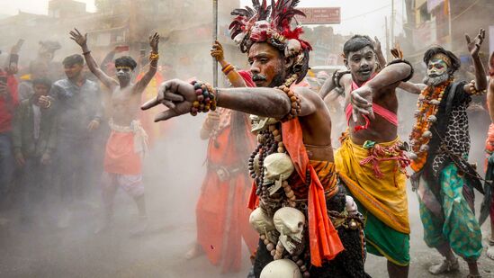 కుంభమేళాకు వెళ్లాలనుకుంటున్నారా? ఇవన్నీ సెట్ చేసుకున్నారంటే భద్రంగా వెళ్లిరావచ్చు!