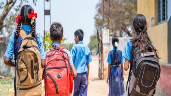 భోగికి ముందు &nbsp;రోజు అంటే జనవరి 11న రెండో శనివారం ఉంది. ఆ తర్వాత ఆదివారం... అంటే జనవరి 11 నుంచి సంక్రాంతి సెలవులు ప్రారంభం అవుతాయి. &nbsp;జనవరి 17 శుక్రవారంతో సెలవులు ముగుస్తాయి.&nbsp;