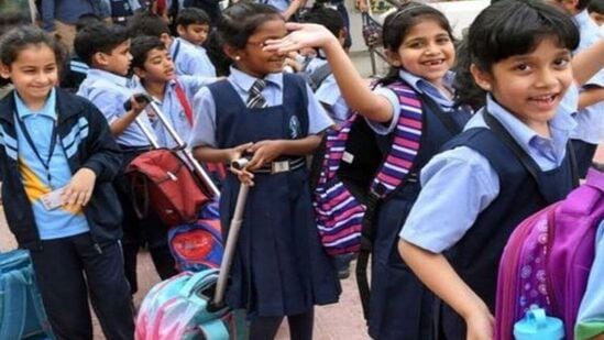 తెలంగాణలో సంక్రాంతి సెలవులు జనవరి 17వ తేదీ వరకు ఉంటాయి. జనవరి 18, శనివారం పాఠశాలలు పునఃప్రారంభం అవుతాయి. &nbsp;