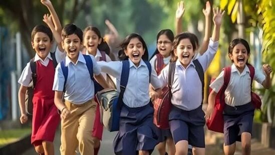 ఇక తెలంగాణ ప్రభుత్వం కూడా సంక్రాంతి సెలవులపై క్లారిటీ ఇచ్చింది. జనవరి 11 నుంచి 17 వరకు సంక్రాంతి సెలవులుగా ప్రకటించింది. అకడమిక్ క్యాలెండర్ లో జనవరి 13న భోగి, 14న సంక్రాంతికి పబ్లిక్ హాలిడేస్ ఇచ్చింది. &nbsp;జనవరి 15 కనుమ రోజును ఆప్షన్ హాలి డేగా పేర్కొంది. తాజాగా విద్యాశాఖ సెలవులపై స్పష్టత ఇచ్చింది.&nbsp;