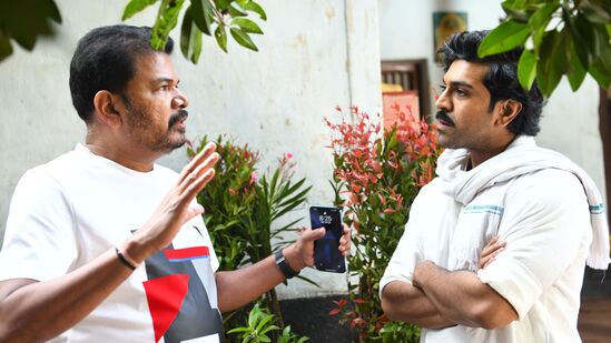 గేమ్ ఛేంజ‌ర్ సినిమా కోసం శంక‌ర్‌కు 35 కోట్ల వ‌ర‌కు రెమ్యూన‌రేష‌న్‌ను మేక‌ర్స్ చెల్లించిన‌ట్లు తెలిసింది. &nbsp;