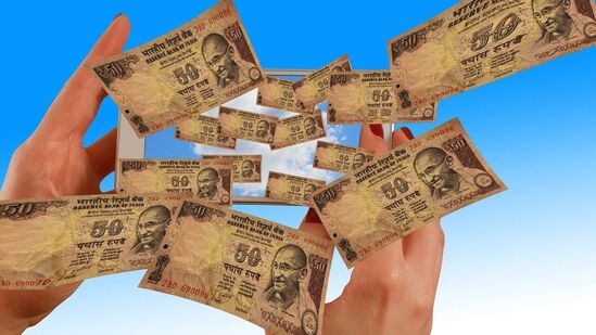 క్రెడిట్ కార్డులపై ఆధారపడవద్దు : క్రెడిట్ కార్డును ఉపయోగించడంలో మీకు ఇబ్బంది ఉంటే, అది మీ సమస్య అయితే క్రెడిట్ కార్డును వదలిపెట్టండి. మీరు ప్రతి నెలా సరైన సమయంలో క్రెడిట్ కార్డు కోసం చెల్లిస్తుంటే కొనసాగించండి. మీరు ఆలస్యంగా చెల్లింపులు చేస్తుంటే మీకు క్రెడిట్ కార్డ్ అవసరం లేదు. మీ జేబుకు అనవసరంగా చిల్లు పడుతుంది. <p>క్రెడిట్ కార్డులపై ఆధారపడవద్దు : క్రెడిట్ కార్డును ఉపయోగించడంలో మీకు ఇబ్బంది ఉంటే, అది మీ సమస్య అయితే క్రెడిట్ కార్డును వదలిపెట్టండి. మీరు ప్రతి నెలా సరైన సమయంలో క్రెడిట్ కార్డు కోసం చెల్లిస్తుంటే కొనసాగించండి. మీరు ఆలస్యంగా చెల్లింపులు చేస్తుంటే మీకు క్రెడిట్ కార్డ్ అవసరం లేదు. మీ జేబుకు అనవసరంగా చిల్లు పడుతుంది.</p>