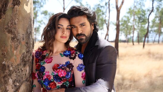 ఆర్ఆర్ఆర్ మూవీకి 90 కోట్ల వ‌ర‌కు రామ్‌చ‌ర‌ణ్ రెమ్యూన‌రేష‌న్ అందుకున్నాడు. గేమ్ ఛేంజ‌ర్ కోసం మాత్రం &nbsp;65 కోట్లు మాత్ర‌మే తీసుకున్న‌ట్లు స‌మాచారం.