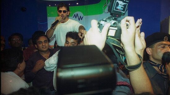 కహోనా ప్యార్ హై చిత్రంలోని పాటలు చాలా పాపులర్ అయ్యాయి. హృతిక్ అంకుల్ రాజేశ్ రోషన్ ఈ చిత్రానికి మ్యూజిక్ అందించారు. హృతిక్, అమిషాకు తెరంగేట్రమైన ఈ చిత్రం ఇప్పుడు సుమారు 25 ఏళ్ల తర్వాత జనవరి 10న మరోసారి థియేటర్లలోకి వస్తోంది. కహోనా ప్యార్ హై చిత్రంలోని పాటలు చాలా పాపులర్ అయ్యాయి. హృతిక్ అంకుల్ రాజేశ్ రోషన్ ఈ చిత్రానికి మ్యూజిక్ అందించారు. హృతిక్, అమిషాకు తెరంగేట్రమైన ఈ చిత్రం ఇప్పుడు సుమారు 25 ఏళ్ల తర్వాత జనవరి 10న మరోసారి థియేటర్లలోకి వస్తోంది. 