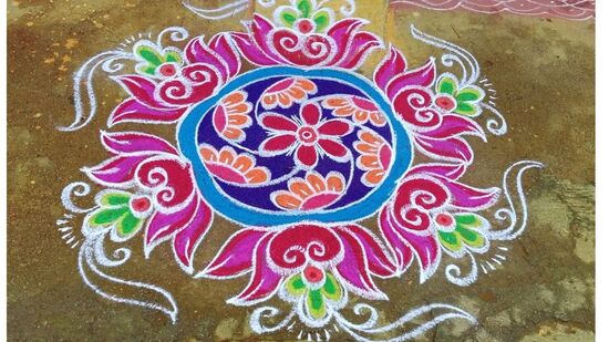ఈ రంగోలిని చూడగానే ఎవరికైనా నచ్చేస్తుంది. దీనికి ఎలాంటి చుక్కలు అవసరం లేదు. సింపుల్ గా వేసే ముగ్గు.