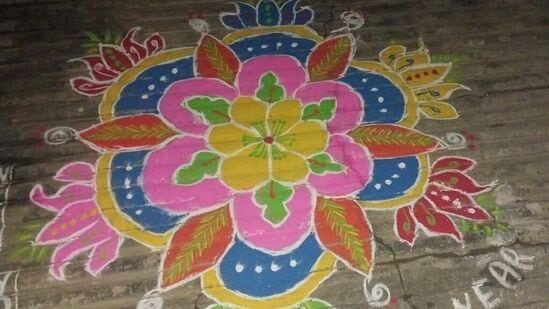 ఇంటి ముందు నిండైన రంగుల ముగ్గు