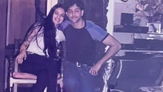 హృతిక్ రోషన్, అమిషా పటేల్.. తెరంగేట్ర మూవీ 'కహోనా ప్యార్ హై' మళ్లీ థియేటర్లలోకి వచ్చేస్తోంది. హృతిక్ రోషన్ పుట్టిన రోజు సందర్భంగా జనవరి 10న ఈ చిత్రం రీ-రిలీజ్ కానుంది. అలాగే ఈ చిత్రం రిలీజై ఈనెలలోనే 25 ఏళ్లు పూర్తి కానుంది. ఈ సందర్భంగా ఈ చిత్రాన్ని జనవరి 10న రీ-రిలీజ్ చేస్తున్నట్టు పీవీఆర్ ఐనాక్స్ ప్రకటించింది. ఈ చిత్రం 2000 జనవరి 14న రిలీజై బ్లాక్బస్టర్ అయింది. అప్పటి ఫొటోలను ఇక్కడ చూడండి. హృతిక్ రోషన్, అమిషా పటేల్.. తెరంగేట్ర మూవీ 'కహోనా ప్యార్ హై' మళ్లీ థియేటర్లలోకి వచ్చేస్తోంది. హృతిక్ రోషన్ పుట్టిన రోజు సందర్భంగా జనవరి 10న ఈ చిత్రం రీ-రిలీజ్ కానుంది. అలాగే ఈ చిత్రం రిలీజై ఈనెలలోనే 25 ఏళ్లు పూర్తి కానుంది. ఈ సందర్భంగా ఈ చిత్రాన్ని జనవరి 10న రీ-రిలీజ్ చేస్తున్నట్టు పీవీఆర్ ఐనాక్స్ ప్రకటించింది. ఈ చిత్రం 2000 జనవరి 14న రిలీజై బ్లాక్బస్టర్ అయింది. అప్పటి ఫొటోలను ఇక్కడ చూడండి. 