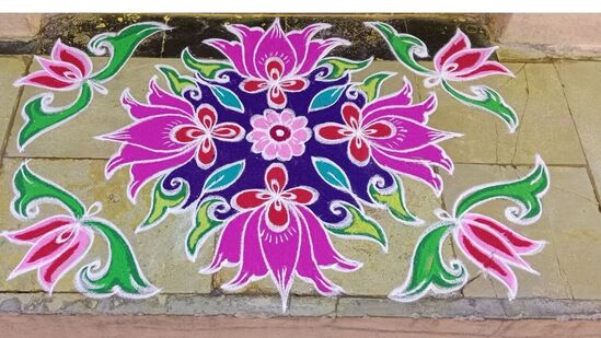 ఇది ఒక అందమైన పుష్పగుచ్ఛం. మీరు పువ్వుకు గులాబీ రంగు మరియు పెటియోల్స్ కు ఆకుపచ్చ రంగు ఇవ్వవచ్చు. తరువాత కోలాన్ని మరింత అందంగా చేయడానికి మీరు మీకు నచ్చిన విధంగా రంగులను జోడించవచ్చు.