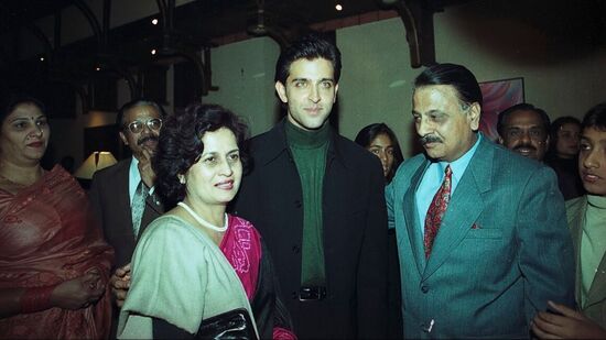 “ఈ మైల్స్టోన్ స్ఫూర్తినిస్తోంది. అలాగే ఒదిగి ఉండాలని చెబుతోంది. నటుడిగా ఉండాలనే నా కల నెరవేరింది. రెండున్నర దశాబ్దాలుగా ప్రతీ రోజు నాకు దక్కుతున్న ఆదరణ పట్ల సంతోషంగా ఉంది” అని హృతిక్ ఓ ప్రకటనలో తెలిపారు. “ఈ మైల్స్టోన్ స్ఫూర్తినిస్తోంది. అలాగే ఒదిగి ఉండాలని చెబుతోంది. నటుడిగా ఉండాలనే నా కల నెరవేరింది. రెండున్నర దశాబ్దాలుగా ప్రతీ రోజు నాకు దక్కుతున్న ఆదరణ పట్ల సంతోషంగా ఉంది” అని హృతిక్ ఓ ప్రకటనలో తెలిపారు. 