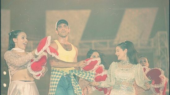 “ కహోనా ప్యార్ హై నా తొలి సినిమా. ఎప్పటికీ నా హృదయంలో ప్రత్యేక స్థానం ఉంటుంది. ఈ సినిమాను మళ్లీ థియేటర్లలోకి తీసుకొచ్చి సెలెబ్రేట్ చేస్తున్నందుకు పీవీఆర్ ఐనాక్స్కు థ్యాంక్స్” అని హృతిక్ రోషన్ అన్నారు. “ కహోనా ప్యార్ హై నా తొలి సినిమా. ఎప్పటికీ నా హృదయంలో ప్రత్యేక స్థానం ఉంటుంది. ఈ సినిమాను మళ్లీ థియేటర్లలోకి తీసుకొచ్చి సెలెబ్రేట్ చేస్తున్నందుకు పీవీఆర్ ఐనాక్స్కు థ్యాంక్స్” అని హృతిక్ రోషన్ అన్నారు. 