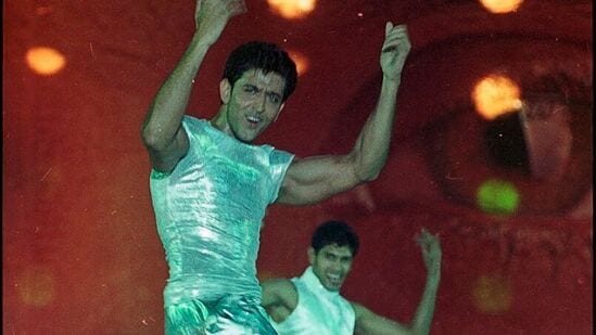 హృతిక్ రోషన్ తండ్రి రాకేశ్ రోషన్.. కహోనా ప్యార్ హై చిత్రాన్ని నిర్మించారు. ఆయనే దర్శకత్వం కూడా వహించారు. హృతిక్ రోషన్ తండ్రి రాకేశ్ రోషన్.. కహోనా ప్యార్ హై చిత్రాన్ని నిర్మించారు. ఆయనే దర్శకత్వం కూడా వహించారు. 