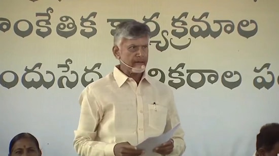 ఏపీ ప్రభుత్వం మరో కీలక నిర్ణయం తీసుకుంది. ప్రకృతి విపత్తుల్లో మరణించిన వారికి ఇచ్చే ఎక్స్ గ్రేషియా పెంచుతున్నట్లు ప్రకటించింది. &nbsp;వివిధ కాలల్లో సంభవించే ప్రకృతి విపత్తుల్లో మరణించిన వారికి ఇచ్చే ఎక్స్‌గ్రేషియా రూ.5 లక్షలకు పెంచాలచి నిర్ణయించింది.&nbsp;