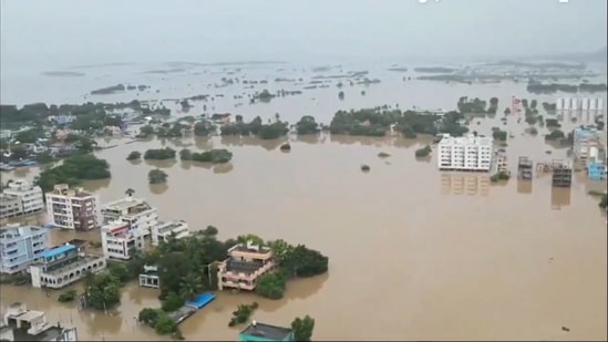 ప్రకృతి విపత్తుల కారణంగా మనిషి చనిపోతే రూ.5 లక్షలు, ఆవులు, గేదెల మృతి చెందితే రూ.50 వేలు, ఎద్దులకు రూ.40 వేలు, దూడలకు రూ.25 వేలు, గొర్రెలు, మేకలకు రూ.7,500, కోడికి రూ.100 చొప్పున పరిహారం చెల్లించాలని నిర్ణయించారు. పశువుల పాక దెబ్బతింటే రూ.5 వేలు ఇస్తారు. ముంపునకు గురైన గ్రౌండ్‌ ఫ్లోర్‌ ఇళ్లకు రూ.10 వేలు, కిరాణా షాపులు, రెస్టారెంట్లు, ఇతర షాపులకు రూ.25 వేలు ఇవ్వాలని నిర్ణయించారు. &nbsp;
