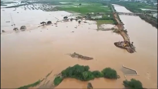 ఇటీవల విజయవాడ సహా పలు జిల్లాల్లో వచ్చిన వరదలతో భారీగా నష్టం వాటిల్లిన సంగతి తెలిసిందే. &nbsp;విజయవాడలోని బుడమేరు వాగు పొంగి వేల సంఖ్యలో ఇండ్లు, వాహనాలు నీటిలో మునిగి ప్రజలు ఆర్థికంగా నష్టపోయారు. ఇలాంటి తరహా ఘనటలను దృష్టిలో పెట్టుకుని రాష్ట్ర ప్రభుత్వం తాజాగా ఈ నిర్ణయం తీసుకున్నట్లు తెలుస్తుంది.&nbsp;