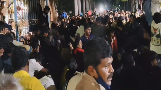 తిరుపతి వైకుంఠ ద్వార టికెట్ల కేంద్రల వద్ద తొక్కిసలాట 