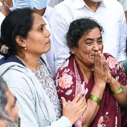<p>తిరుపతి తొక్కిసలాటలో భర్తను కోల్పోయి విలపిస్తున్న &nbsp;మహిళ, నర్సీపట్నంకు చెందిన బాబురావు తొక్కిసలాటలో ప్రాణాలు కోల్పోయారు.&nbsp;</p>