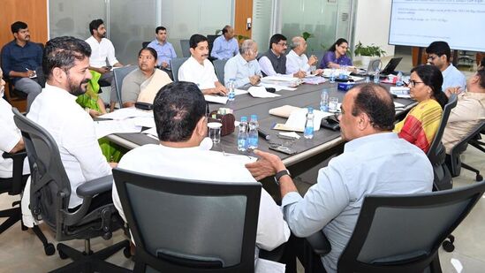 గత ఏడాది ఏప్రిల్ నుంచి రాష్ట్రంలో దాదాపు 1.26 లక్షల ఉపాధి పనులు జరిగాయని అధికారులు వివరించగా, వాటికి సంబంధించిన మొత్తం బిల్లులను చెల్లించాలని చెప్పారు.