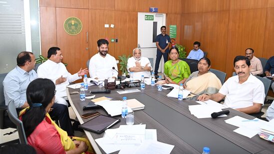 రాష్ట్ర వ్యాప్తంగా గ్రామ పంచాయతీల్లో 92,351 మంది ఉద్యోగులు పని చేస్తుండగా, వారికి ప్రతి నెలా రూ. 116 కోట్లు జీతాలు చెల్లించాల్సి ఉంది. వారందరికీ ప్రతి నెలా గ్రీన్ చానెల్ ద్వారా జీతాలు చెల్లించేలా చర్యలు తీసుకోవాలని సీఎం రేవంత్ ఆదేశించారు.