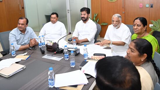 రాష్ట్రంలోని గ్రామ పంచాయతీలలో పని చేస్తున్న ఉద్యోగుల జీతాలపై ముఖ్యమంత్రి రేవంత్ రెడ్డి కీలక ఆదేశాలను ఇచ్చారు. గ్రీన్ ఛానెల్ ద్వారా గ్రామస్థాయి ఉద్యోగుల జీతాలను ఇవ్వాలని అధికారులను ఆదేశించారు.&nbsp;