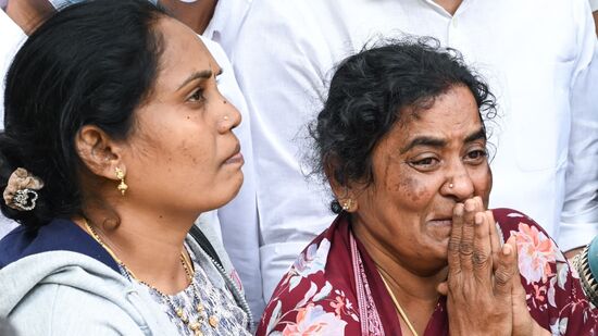 తిరుపతి తొక్కిసలాటలో భర్తను కోల్పోయి విలపిస్తున్న &nbsp;మహిళ, నర్సీపట్నంకు చెందిన బాబురావు తొక్కిసలాటలో ప్రాణాలు కోల్పోయారు.&nbsp;