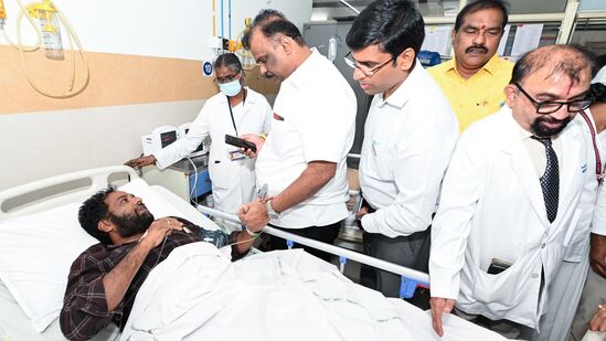 రుయా ఆస్పత్రిలో క్షతగాత్రుల్ని పరామర్శిస్తున్న మంత్రి అనగాని, నిమ్మల