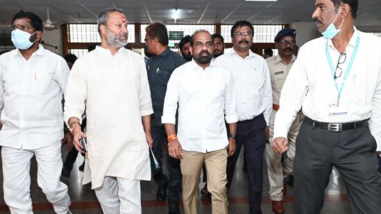 వైకుంఠ ద్వార దర్శనం టోకెన్ల జారీలో గాయపడిన వారిని వైద్య, ఆరోగ్య శాఖ మంత్రి సత్యకుమార్ యాదవ్ పరామర్శించారు.&nbsp;