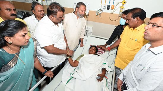 తిరుపతి రుయా ఆస్పత్రిలో చికిత్స పొందుతున్న క్షతగాత్రులను ఏపీ మంత్రులు పరామర్శించారు.&nbsp;