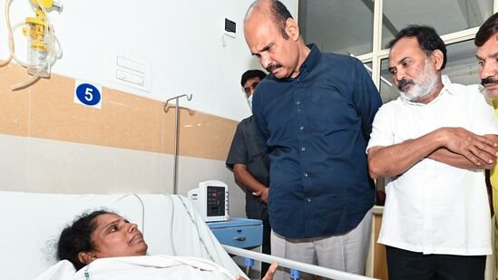 వైకుంఠ ద్వార దర్శనం టోకెన్ల జారీలో జరిగిన తొక్కిసలాటలో 41మంది గాయపడ్డారు. వారిని మంత్రి పార్థసారథి పరామర్శించారు.&nbsp;