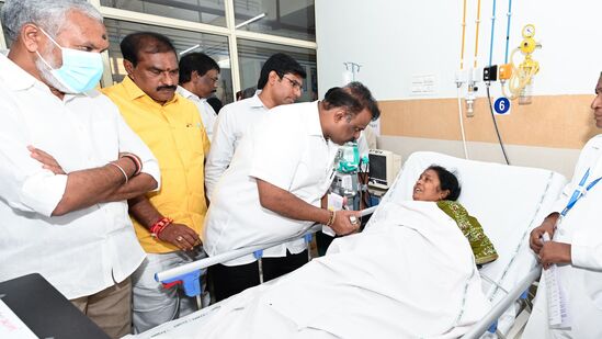 రుయా ఆస్పత్రిలో చికిత్స పొందుతున్న వారిని మంత్రులు నిమ్మల, అనగాని, అనిత, సారథి పరామర్శించారు.&nbsp;