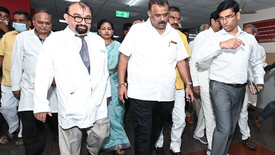 గురువారం ఉదయం రాష్ట్ర హోం శాఖ మంత్రి అనిత, రాష్ట్ర రెవెన్యూ శాఖ మంత్రి జిల్లా ఇన్చార్జి మంత్రి అనగాని సత్య ప్రసాద్, రాష్ట్ర దేవదాయ శాఖ మంత్రి ఆనం రామనారాయణ రెడ్డి, గృహ నిర్మాణ మరియు సమాచార శాఖ మంత్రి కొలుసు పార్థసారథి జలవనరుల శాఖ మంత్రి నిమ్మల రామానాయుడు, జిల్లా కలెక్టర్ డాక్టర్ ఎస్ వెంకటేశ్వర్ చంద్రగిరి శాసనసభ్యులు పులివర్తి నాని జాయింట్ కలెక్టర్ తో కలసి రుయా ఆసుపత్రి మార్చురి &nbsp;నందు ఉన్న మృతులను పరిశీలించి వారి కుటుంబాలను ఓదార్చివివరాలు తెలుసుకున్నారు.
