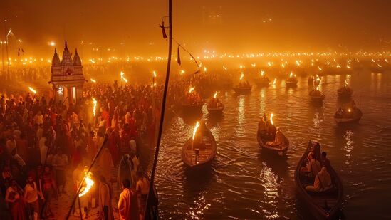 మకర సంక్రాంతిని జనవరి 14, 2025 న జరుపుకుంటారు. ఉత్తరాయణ పుణ్యకాలం ప్రారంభవుతుంది. మకర &nbsp;ఈ రోజున పవిత్ర నదులలో స్నానమాచరించి బెల్లం, నువ్వులు, దుస్తులు మొదలైనవి దానం చేస్తారు. సూర్యుడు ధనుస్సు రాశిని వదిలి మకర రాశికి వెళ్తాడు. సూర్యుని ఈ సంచారం చాలా ప్రత్యేకమైనదిగా భావిస్తారు.