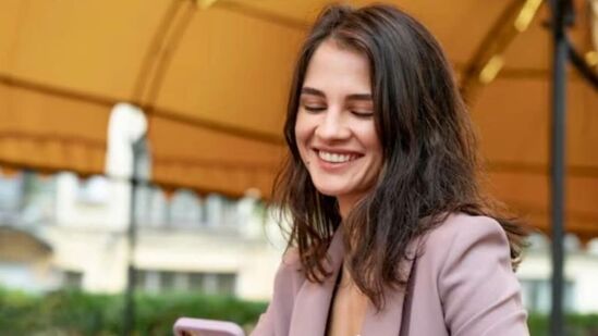 తక్కువ ఖర్చుతో నెల మొత్తం ఉచిత కాలింగ్‌తో పాటు ఎక్కువ డేటా కావాలంటే రూ.199 ప్లాన్‌కి వెళ్లవచ్చు. బీఎస్ఎన్ఎల్ తన వినియోగదారులకు రూ.199 ప్లాన్‌లో పూర్తి 30 రోజుల నెలవారీ చెల్లుబాటును అందిస్తుంది. ఈ ప్లాన్‌తో మీరు 30 రోజుల పాటు ఏ నెట్‌వర్క్‌లోనైనా అపరిమిత కాలింగ్ చేయవచ్చు. ప్రతిరోజూ 100 ఉచిత ఎస్ఎంఎస్‌లను కూడా పొందుతారు. 30 రోజుల పాటు 60జీబీ డేటా వస్తుంది. ప్రతిరోజూ 2జీబీ డేటాను ఉపయోగించవచ్చు.