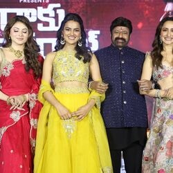 <p>Daaku Maharaj Pre Release Event: బాలకృష్ణ నటించిన డాకు మహారాజ్ ప్రీరిలీజ్ ఈవెంట్ శుక్రవారం (జనవరి 10) హైదరాబాద్ లో జరిగింది. ఈ సందర్భంగా బాలయ్య మాట్లాడుతూ.. ఇప్పటి వరకూ ఎవరూ చేయని జానర్లో మూవీ చేయాలన్న ఉద్దేశంతోనే ఈ మూవీని అంగీకరించినట్లు చెప్పాడు.</p>