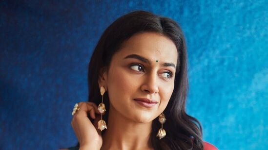 తెలుగుతో పాటు క‌న్న‌డ‌, మ‌ల‌యాళం, త‌మిళ భాష‌ల్లో అవ‌కాశాల్ని ద‌క్కించుకుంటోంది శ్ర‌ద్ధా శ్రీనాథ్‌.&nbsp;