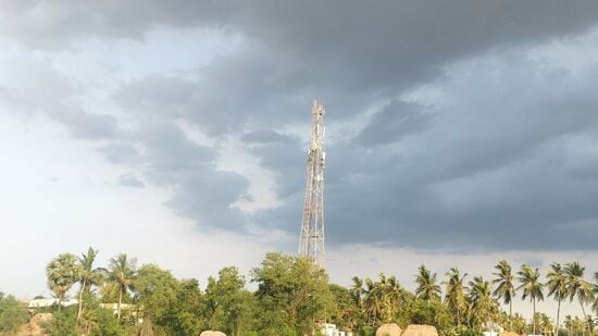ఉత్తర కోస్తాలో ఇవాళ, రేపు, ఎల్లుండి పూర్తిగా పొడి వాతావరణమే ఉంటుందని అమరావతి వాతావరణ కేంద్రం తెలిపింది. ఇక దక్షిణ కోస్తాలో ఇవాళ, ఎల్లుండి తేలికపాటి నుంచి ఒక మోస్తారు వర్షాలు కురిసే అవకాశం ఉందని అంచనా వేసింది.&nbsp;