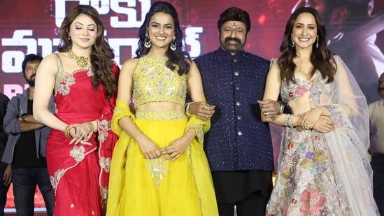 Daaku Maharaj Pre Release Event: బాలకృష్ణ నటించిన డాకు మహారాజ్ ప్రీరిలీజ్ ఈవెంట్ శుక్రవారం (జనవరి 10) హైదరాబాద్ లో జరిగింది. ఈ సందర్భంగా బాలయ్య మాట్లాడుతూ.. ఇప్పటి వరకూ ఎవరూ చేయని జానర్లో మూవీ చేయాలన్న ఉద్దేశంతోనే ఈ మూవీని అంగీకరించినట్లు చెప్పాడు.